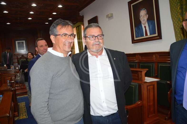 Juan Francisco Artiles y el concejal socialista Gregorio González, en el último pleno ordinario (Foto TA)