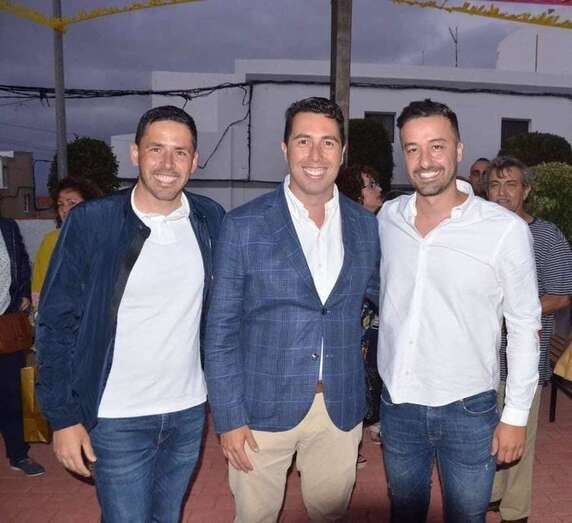 Alejandro Ramos (PSOE, en el centro de la imagen, con Héctor Suárez (CC) y Juan A. Peña (Ciuca), tres de los cuatro firmantes del pacto (Foto TA)