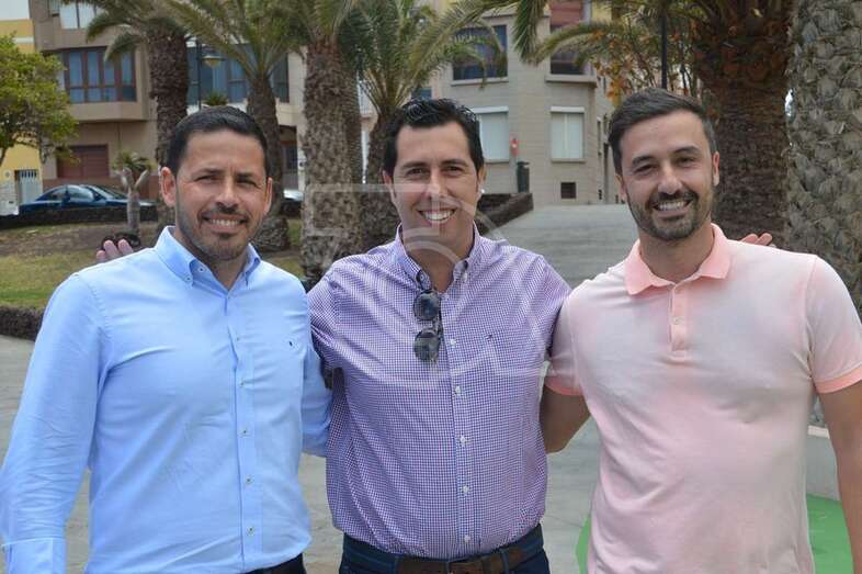Alejandro Ramos con Héctor Suárez y Juan Antonio Peña, hace unos minutos en Melenara (Foto TA)