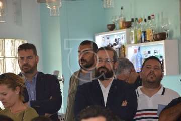 Alejandro Ramos, Héctor Suárez y Juan Antonio Peña, este mediodía en el acto de entrega de banderas azules celebrado en Melenara (Foto TA)