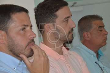 Alejandro Ramos, Héctor Suárez y Juan Antonio Peña, este mediodía en el acto de entrega de banderas azules celebrado en Melenara (Foto TA)