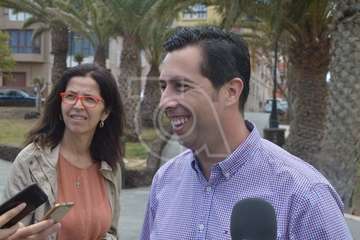 Alejandro Ramos, Héctor Suárez y Juan Antonio Peña, este mediodía en el acto de entrega de banderas azules celebrado en Melenara (Foto TA)