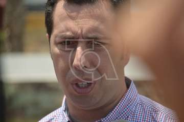 Alejandro Ramos, Héctor Suárez y Juan Antonio Peña, este mediodía en el acto de entrega de banderas azules celebrado en Melenara (Foto TA)