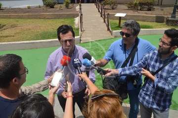 Alejandro Ramos, Héctor Suárez y Juan Antonio Peña, este mediodía en el acto de entrega de banderas azules celebrado en Melenara (Foto TA)