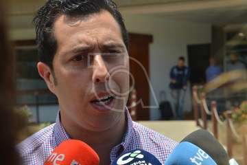 Alejandro Ramos, Héctor Suárez y Juan Antonio Peña, este mediodía en el acto de entrega de banderas azules celebrado en Melenara (Foto TA)