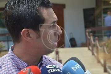Alejandro Ramos, Héctor Suárez y Juan Antonio Peña, este mediodía en el acto de entrega de banderas azules celebrado en Melenara (Foto TA)