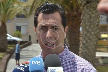 Alejandro Ramos, Héctor Suárez y Juan Antonio Peña, este mediodía en el acto de entrega de banderas azules celebrado en Melenara (Foto TA)