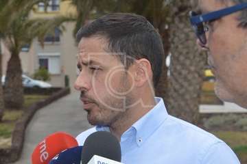 Alejandro Ramos, Héctor Suárez y Juan Antonio Peña, este mediodía en el acto de entrega de banderas azules celebrado en Melenara (Foto TA)