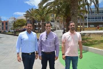 Alejandro Ramos, Héctor Suárez y Juan Antonio Peña, este mediodía en el acto de entrega de banderas azules celebrado en Melenara (Foto TA)