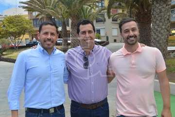 Alejandro Ramos, Héctor Suárez y Juan Antonio Peña, este mediodía en el acto de entrega de banderas azules celebrado en Melenara (Foto TA)