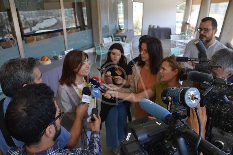 Carmen Hernández atiende a los medios informativos este mediodía en Melenara (Foto TA)