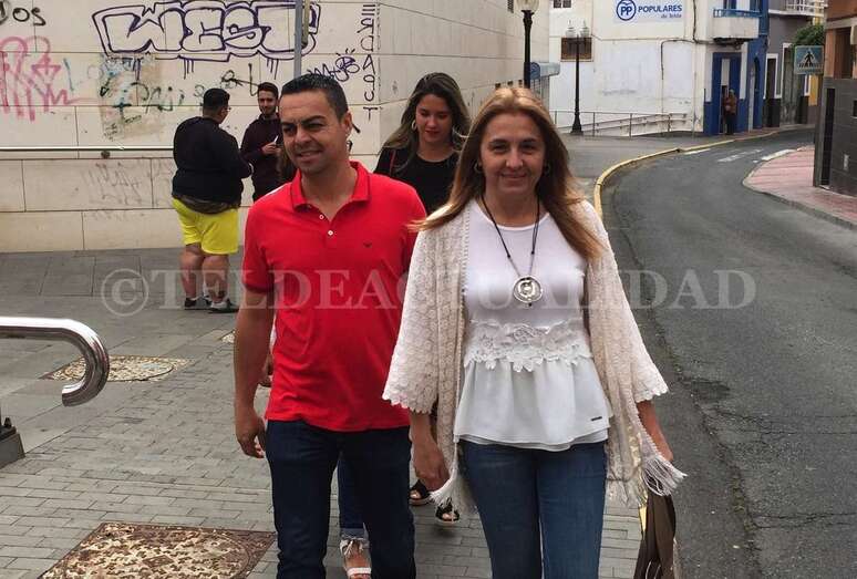 Agustín Déniz y Soledad Hernández, a su llegada al Círculo Cultural (Foto TA)
