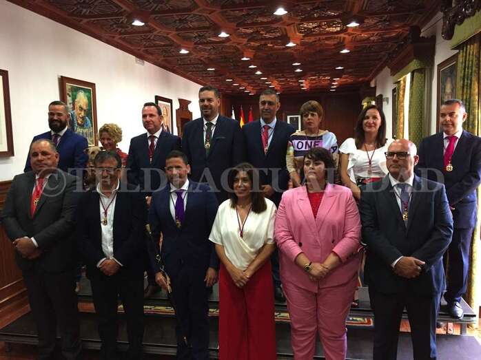Los ediles del grupo de gobierno, este sábado tras tomar posesión (Foto TA)