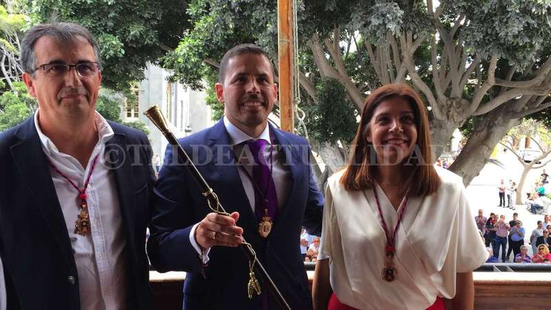 El alcalde Héctor Suárez (c), flanqueado por Carmen Hernández (d) y Juan Francisco Artiles (i) en el balcón de las Casas Consistoriales (Foto Daniel Ojeda)