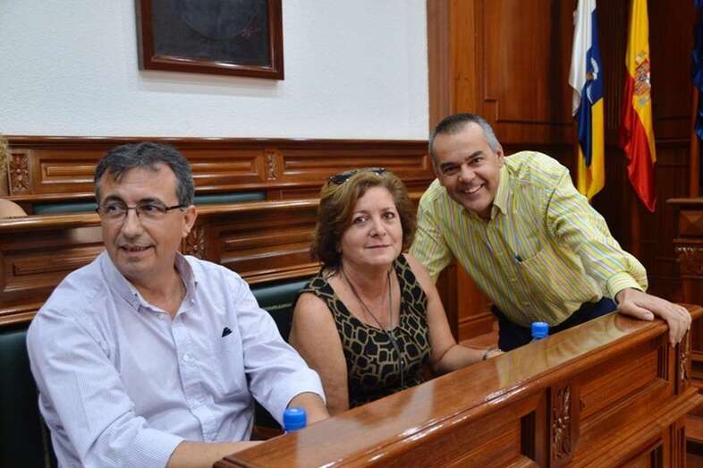 Los ediles Juan Francisco Artiles y Álvaro Monzón, junto a la exconcejal Guadalupe Santana, que se perfila como asesora (Foto TA)