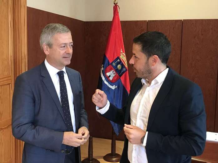 Agustín Manrique de Lara (i) y Héctor Suárez (d), este viernes en el despacho de Alcaldía (Foto TA)