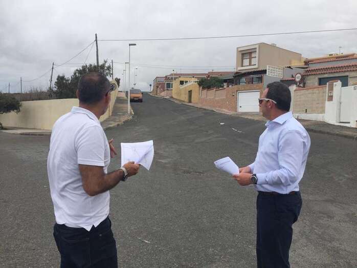 El concejal Eloy Santana (d) supervisa junto a un técnico las calles que se van a asfaltar (Foto TA)