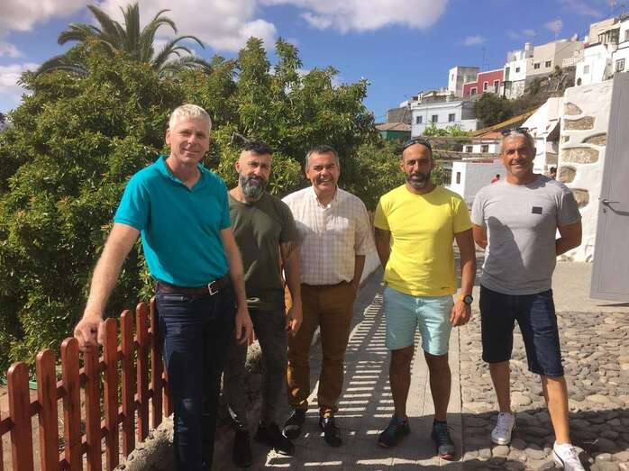 Álvaro Monzón, en el centro de la imagen, junto a los representantes sindicales (Foto TA)