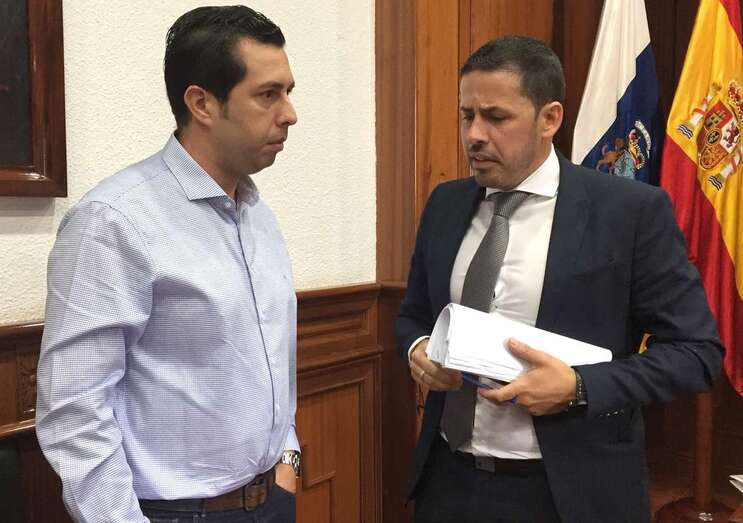 El líder socialista Alejandro Ramos y Héctor Suárez, conversando en una imagen de archivo (Foto TA)