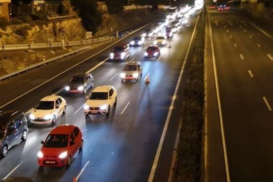 Atasco monumental en la GC-1 a su paso por Telde por las obras de asfaltado (Foto TA)