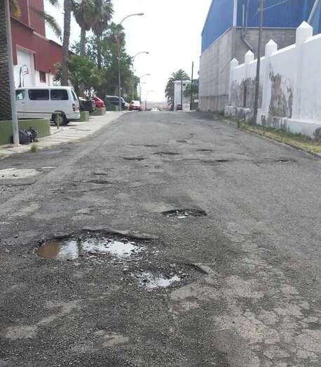 Baches en una calle del polígono industrial de Salinetas (Foto TA)
