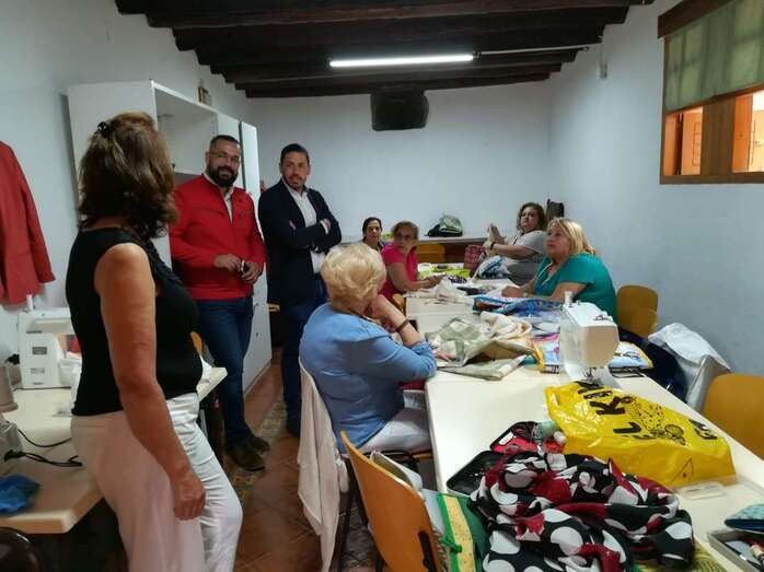 El alcalde Héctor Suárez y el edil Jonay López visitaron este jueves uno de los talleres de Igualdad (Foto TA)