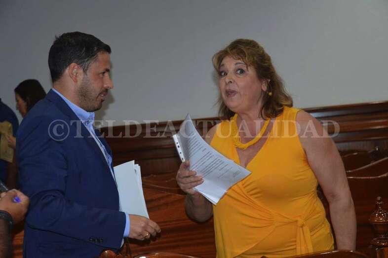 Dolores Pérez reprochándole al alcalde Héctor Suárez la contratación de su mujer (Foto TA)