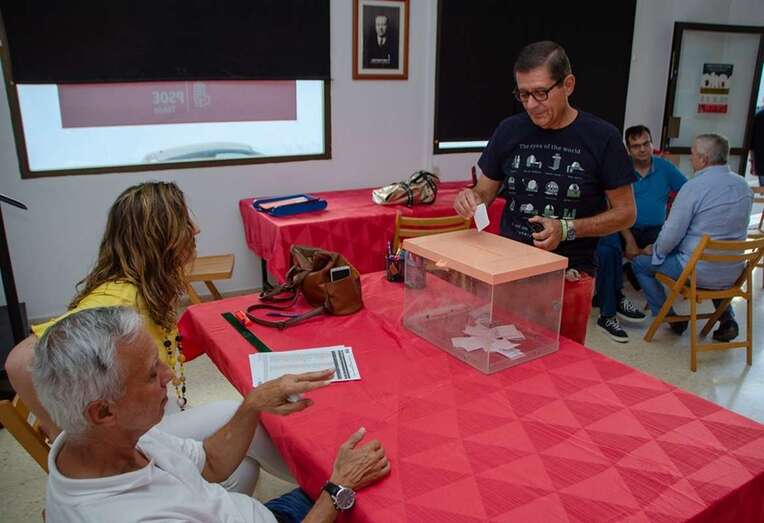 Votación en la sede socialista de Telde sobre el pacto en el Cabildo grancanario (Foto TA)