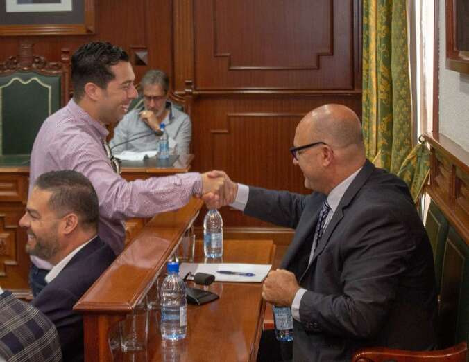 El socialista Ramos saluda al concejal nacionalista Agustín Arencibia (NC), en el pleno ordinario de julio celebrado la pasada semana (Foto TA)