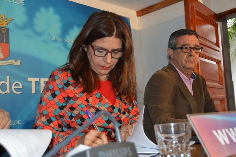 La alcaldesa en funciones y concejala de Vivienda, Carmen Hernández, y el gerente de Fomentas, Carmelo Ramírez (Foto TA)