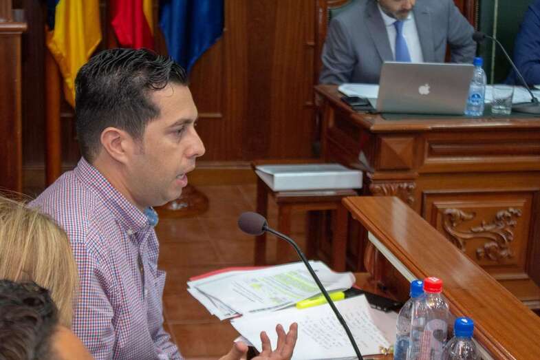 Alejandro Ramos, en el Pleno de julio del Ayuntamiento de Telde,. Al fondo, el alcalde Héctor Suárez (Foto TA)