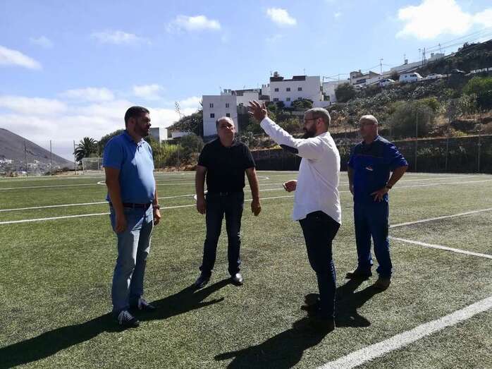 Imagen de la visita de los concejales al campo de fútbol (Foto TA)