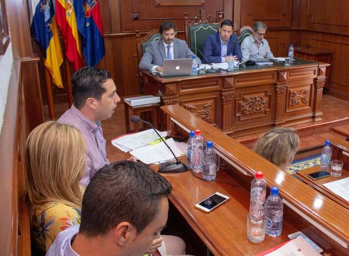 El alcalde Héctor Suárez y el portavoz socialista Aejandro Ramos, en el pasado pleno de Julio (Foto TA)