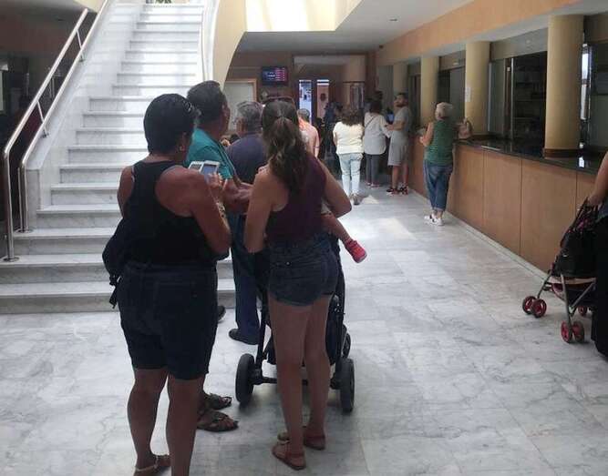 Imagen de las colas que llevan semanas formándose en el Ayuntamiento de Telde (Foto TA)