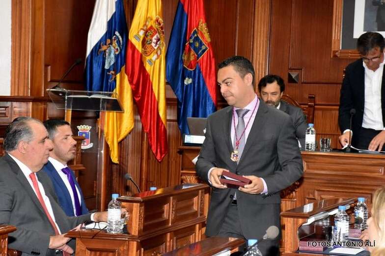 Agustín Déniz mira hacia el alcalde Héctor Suárez y Juan Martel, el día de constitución de la nueva Corporación (Foto TA)