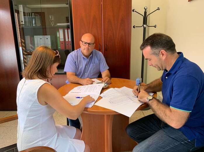 Imagen de la firman del contrato (Foto TA)