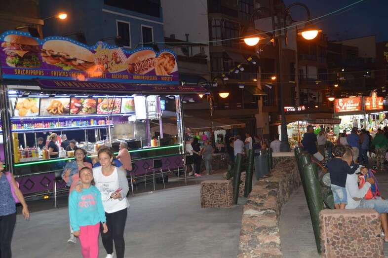 Chiringuitos instalados en el paseo marítimo durante las fiestas de años atrás (Foto TA)