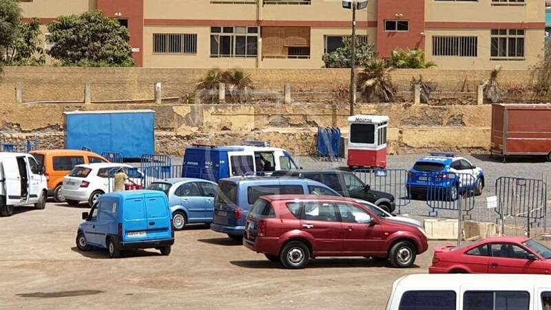 Vehículo de Atestados y un coche patrulla de la Policía Local, en el espacio acotado para los chiringuitos (Foto TA)