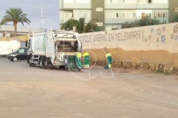 Trabajos de limpieza de la playa de Melenara y todo su entorno (Foto TA)