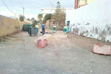 Trabajos de limpieza de la playa de Melenara y todo su entorno (Foto TA)