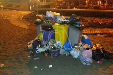 Trabajos de limpieza de la playa de Melenara y todo su entorno (Foto TA)