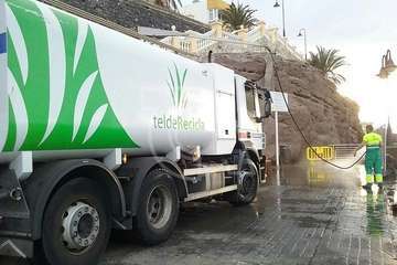 Trabajos de limpieza de la playa de Melenara y todo su entorno (Foto TA)