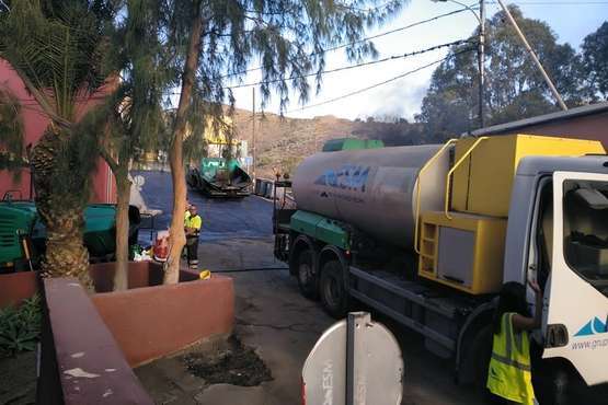 Obras de reasfaltado de la carretera de acceso a Hornos del Rey (Foto TA)