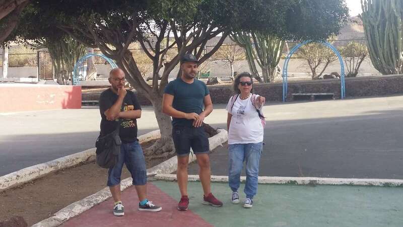 La concejala Rosa Vega con Diego Vega y Aridane Montesdeoca (c), en el parque de Eucaliptos II (Foto TA)