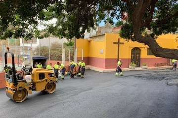 Eloy Santana se compromete a buscar dinero para completar el asfaltado de Hornos del Rey (Foto TA)