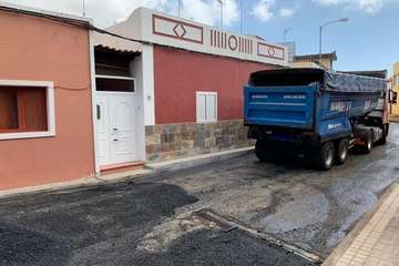 Eloy Santana se compromete a buscar dinero para completar el asfaltado de Hornos del Rey (Foto TA)