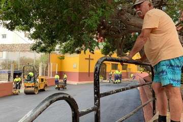 Eloy Santana se compromete a buscar dinero para completar el asfaltado de Hornos del Rey (Foto TA)