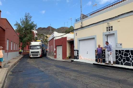 Eloy Santana se compromete a buscar dinero para completar el asfaltado de Hornos del Rey (Foto TA)