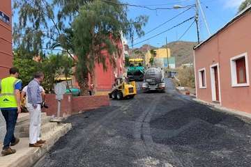 Eloy Santana se compromete a buscar dinero para completar el asfaltado de Hornos del Rey (Foto TA)