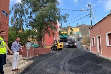 Eloy Santana se compromete a buscar dinero para completar el asfaltado de Hornos del Rey (Foto TA)